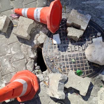 Türk Telekom Altyapı Kapağı Onarılmadığı İçin Garaj Girişi Engelleniyor Ve Güvenlik Riski Oluşuyor