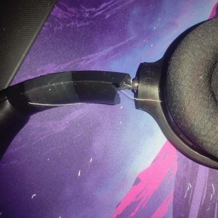 My Razer Barracuda RZ04-0379 Headset Cracked. I Regret Buying It