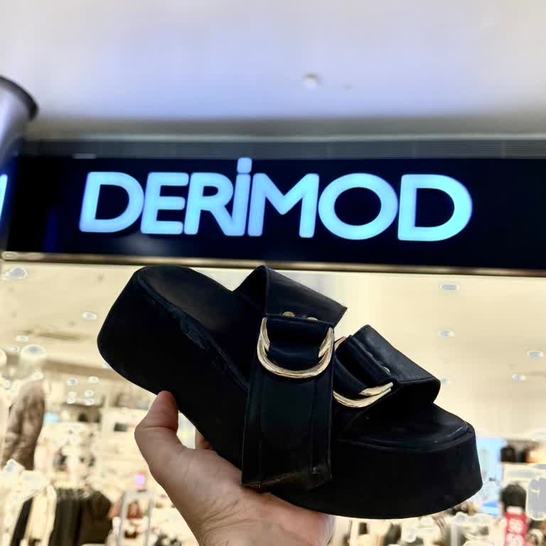 Derimod Yüksek Fiyatlı Terlik İlk Yazdan Sonra Kullanılamaz Hale Geldi