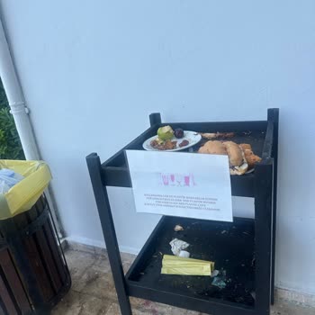 Otelin Hizmetleri Ve Yemekleri Beklentilerin Çok Altında