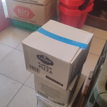 Şok Market'te Donuk Ürünlerin Ve Mağaza Hijyeninin İhmal Edilmesi