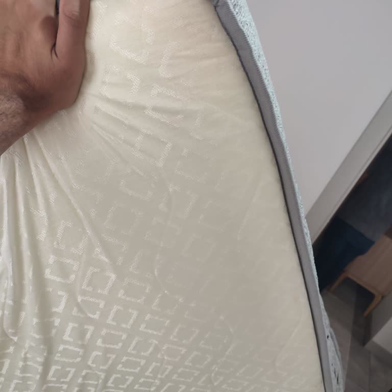 Kullanılmamış Yatakta Renk Değişimi Ve İlgisiz Mağaza Yetkilileri