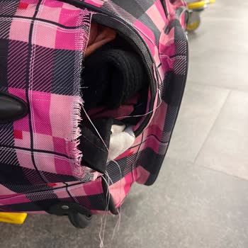 Ajet Uçuşunda Valizlerimiz Hasarlı Teslim Edildi