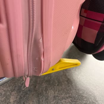 Ajet Uçuşunda Valizlerimiz Hasarlı Teslim Edildi