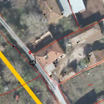 Yolun Ortasına Dikilen Elektrik Direği Can Güvenliğimizi Tehlikeye Atıyor