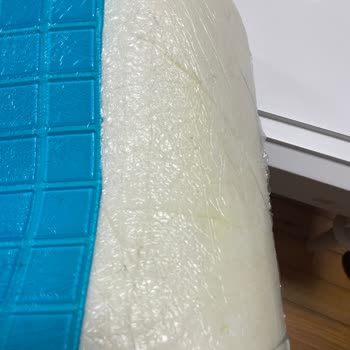 Lekeli Yastık Ve İlgisiz Müşteri Temsilcisi Hayal Kırıklığı