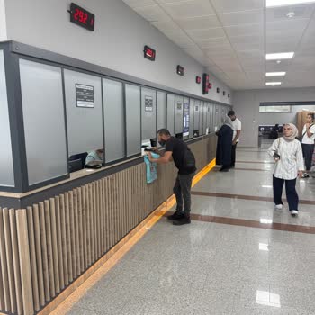 Hastane Veznesindeki Cam Tasarımı Yaşlılara Zorluk Yaşatıyor