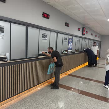 Hastane Veznesindeki Cam Tasarımı Yaşlılara Zorluk Yaşatıyor