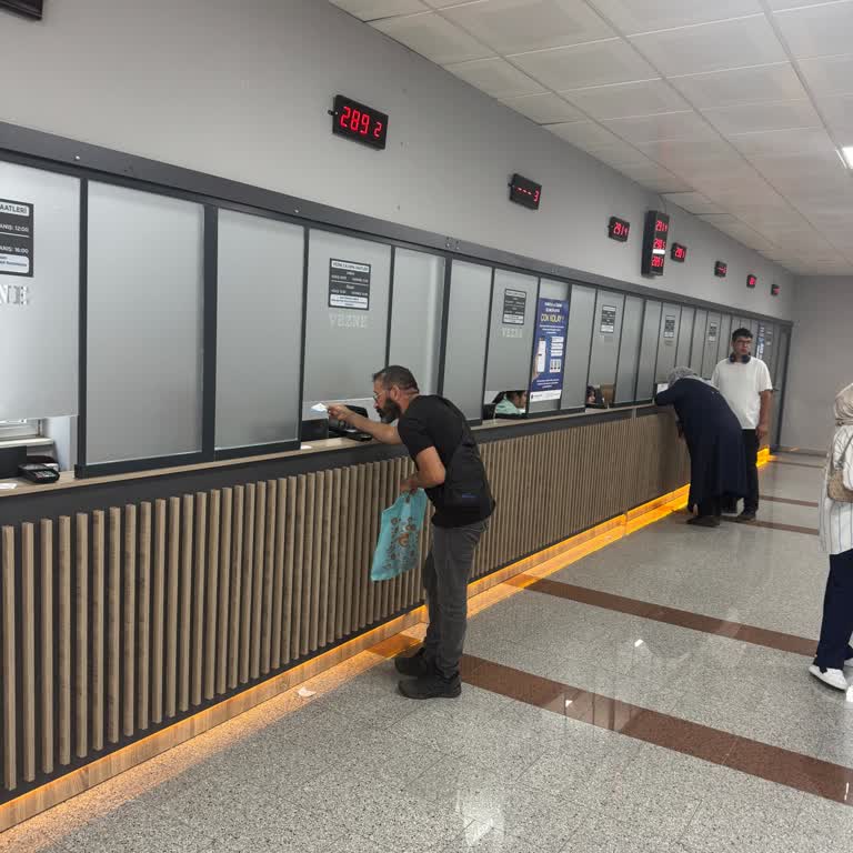 Hastane Veznesindeki Cam Tasarımı Yaşlılara Zorluk Yaşatıyor