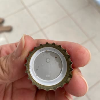 Küflü Ve Paslı Kapağı Olan Kınık Maden Suyu Sağlık Endişesi