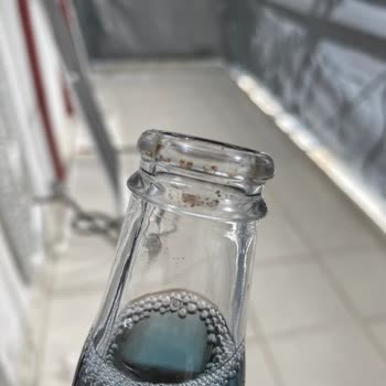 Küflü Ve Paslı Kapağı Olan Kınık Maden Suyu Sağlık Endişesi