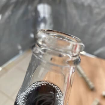 Küflü Ve Paslı Kapağı Olan Kınık Maden Suyu Sağlık Endişesi