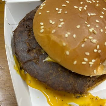 Gönderilen Hamburgerin Etinin Kötü Kokması Ve Yanık Olması