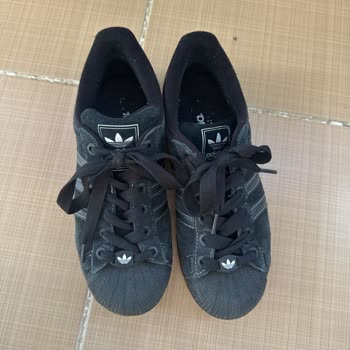 Adidas Superstar Ayakkabı Yazın Terletiyor Ve Logoları Çabuk Çıkıyor