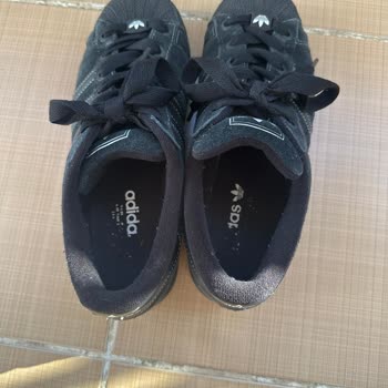 Adidas Superstar Ayakkabı Yazın Terletiyor Ve Logoları Çabuk Çıkıyor