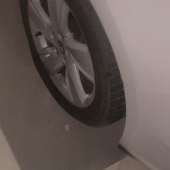 Emaar AVM Otoparkında Cam Parçası Nedeniyle Lastik Patlaması Ve Yetersiz Destek