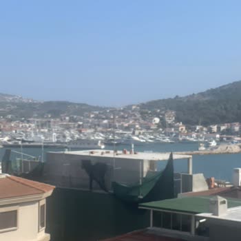 Çeşme'de Bakımsız Ve Tehlikeli Bina İçin Yıllardır Çözüm Bekliyoruz