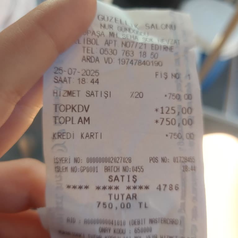 Bir Haftada Dökülen Kirpiklere İkinci Ücret Şoku!