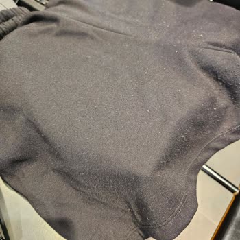 Kısa Sürede Tüylenen Şort Ve İlgisiz Mağaza