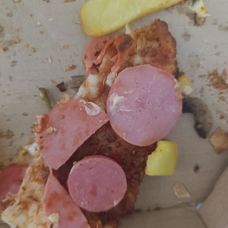 Domino's Pizza'da Kalitesiz Malzeme Ve Kötü Tat Deneyimi