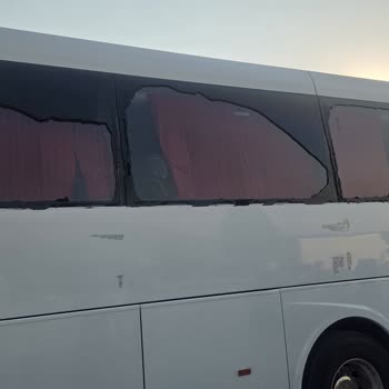 Kırık Camlı Otobüste Güvenliksiz Yolculuğa Mecbur Bırakıldık