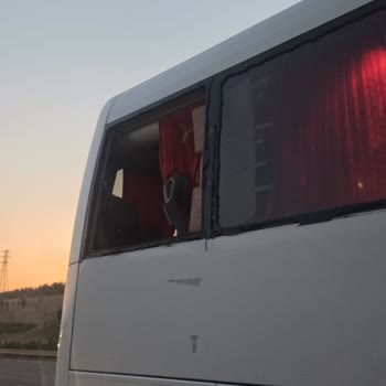 Kırık Camlı Otobüste Güvenliksiz Yolculuğa Mecbur Bırakıldık