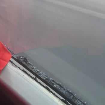 Kırık Camlı Otobüste Güvenliksiz Yolculuğa Mecbur Bırakıldık