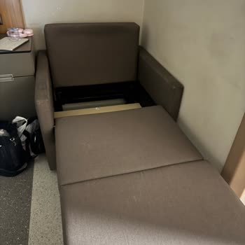 Refakatçi Koltuğu Ve İlgisizlik Hasta Yakınını Mağdur Ediyor