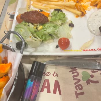 Yanık Ve Soğuk Yemekler, İlgisiz Personel