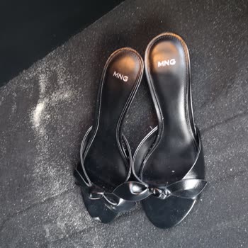 Mango’dan Alınan Terlik İlk Kullanımda Bozuldu