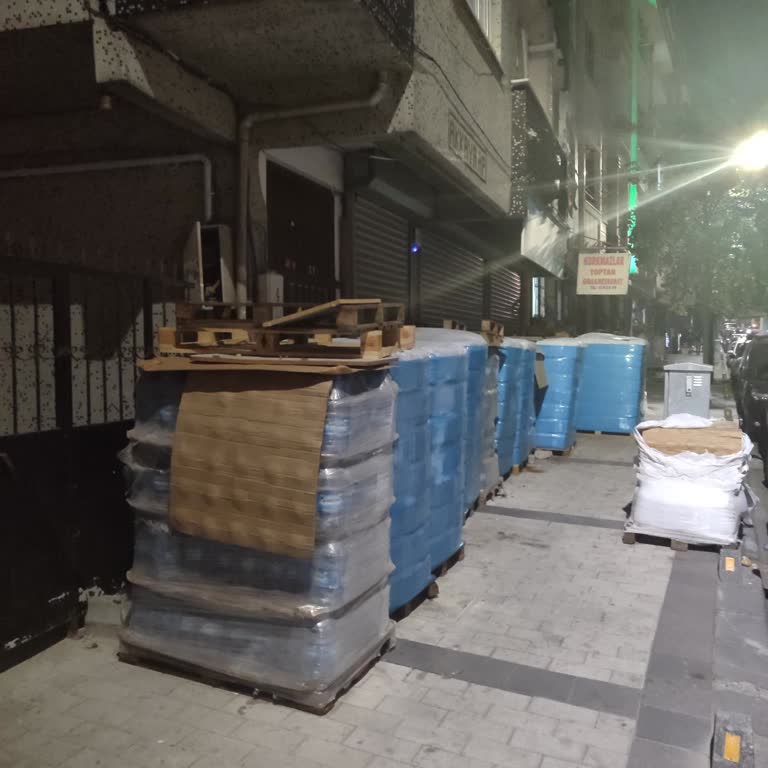 Depo Ürünleri Kaldırımı İşgal Ediyor, Yayalar Ve Engelliler Mağdur