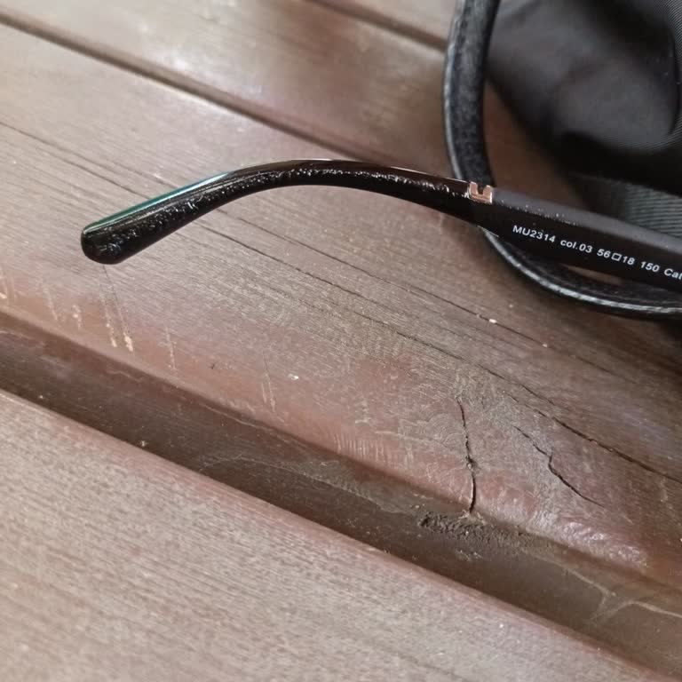 Güneşte Kenarı Eriyen Gözlük İçin Tamir Veya Değişim Talebi