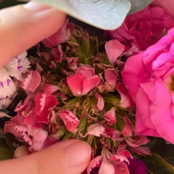 Hediye Gelen Çiçekler Solmuş Ve Özensiz Gönderildi, Muhatap Bulamıyorum