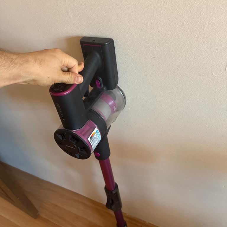 Süpürge Bataryası 1 Dakikada Bitiyor, Kimse Yardımcı Olmuyor