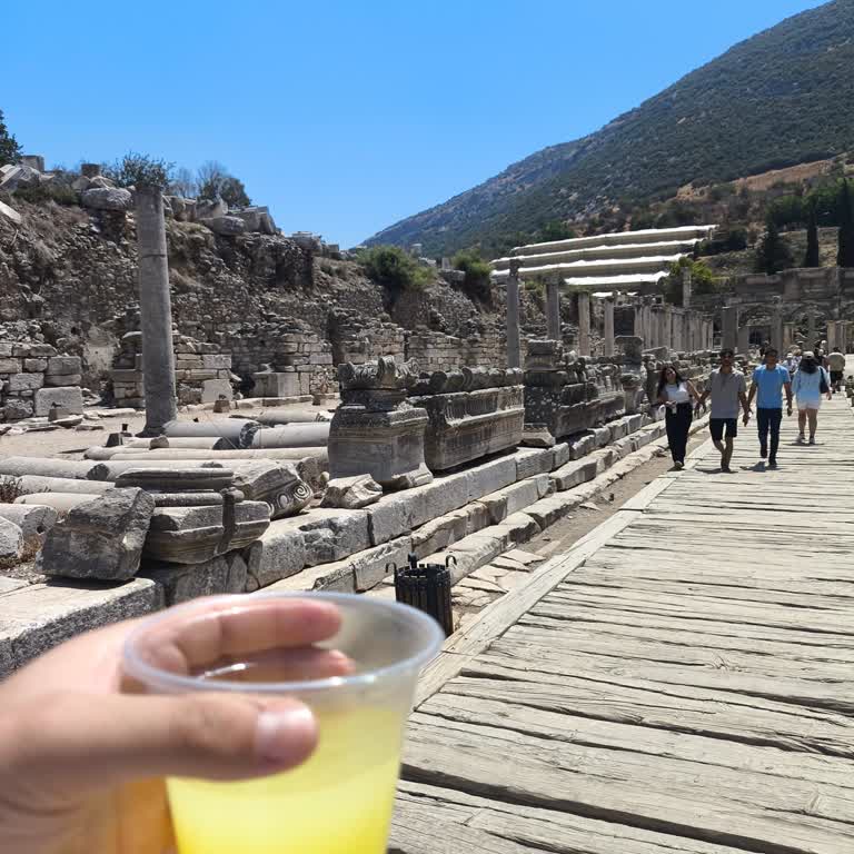 Efes Antik Kentte Fahiş Fiyatlı Ve Sıcak Limonata Hayal Kırıklığı