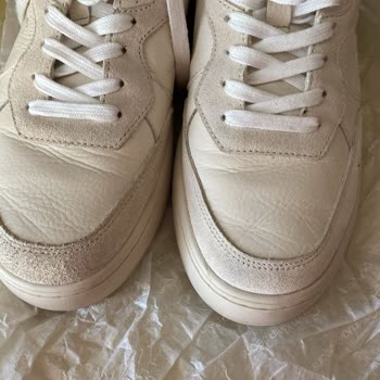 Bir Kez Giyilen Ayakkabıda Üretim Hatası Ve Mağaza İlgisizliği