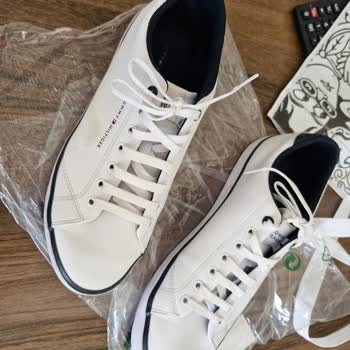 Kısa Sürede Tabanı Ayrılan Ayakkabı İçin Boyner Ve Tommy Hilfiger'dan Yetersiz Destek