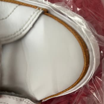 Nike Ayakkabıda Kırılma Ve Buruşma, Mağaza İlgisizliği