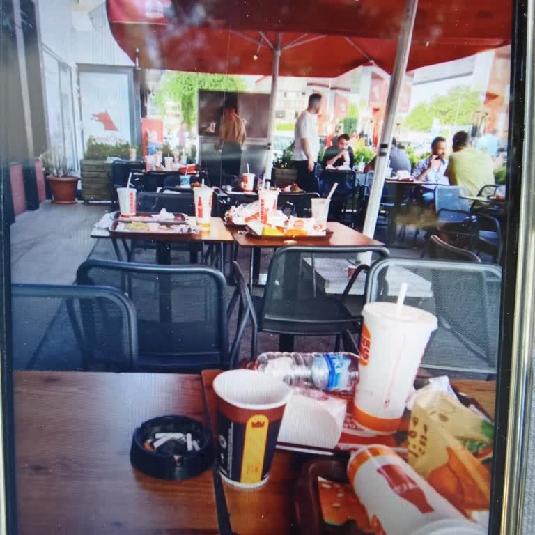 Burger Şubesinde Temizlik Ve Personel Sorunu