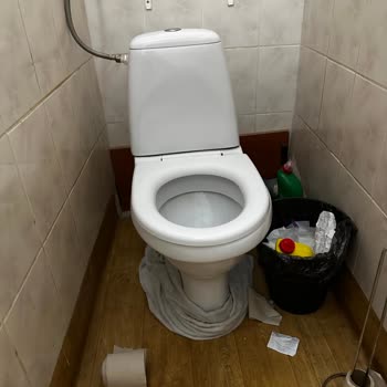 I Found Urine and Blood on the Bed in My Kraków Room Booked via Booking.com