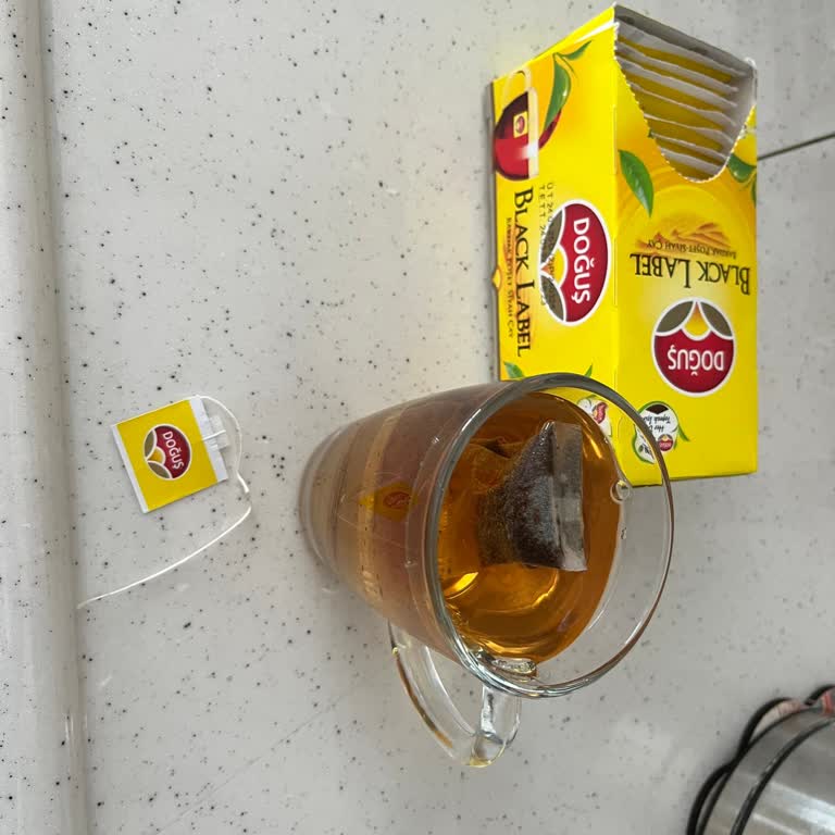 Sürekli Kopan İpler Ve Tatsız Çay Deneyimi