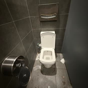 Petrol Ofisi İstasyonunda Yoğunlukta Yetersiz Tuvalet Hijyeni Ve Eksik Malzeme Sorunu