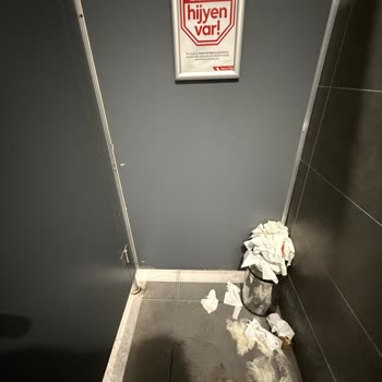 Petrol Ofisi İstasyonunda Yoğunlukta Yetersiz Tuvalet Hijyeni Ve Eksik Malzeme Sorunu