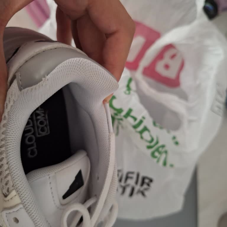 Boyner Aldığım Adidas Ayakkabı İlk Kullanımda Arka Kısmından Yırtıldı!