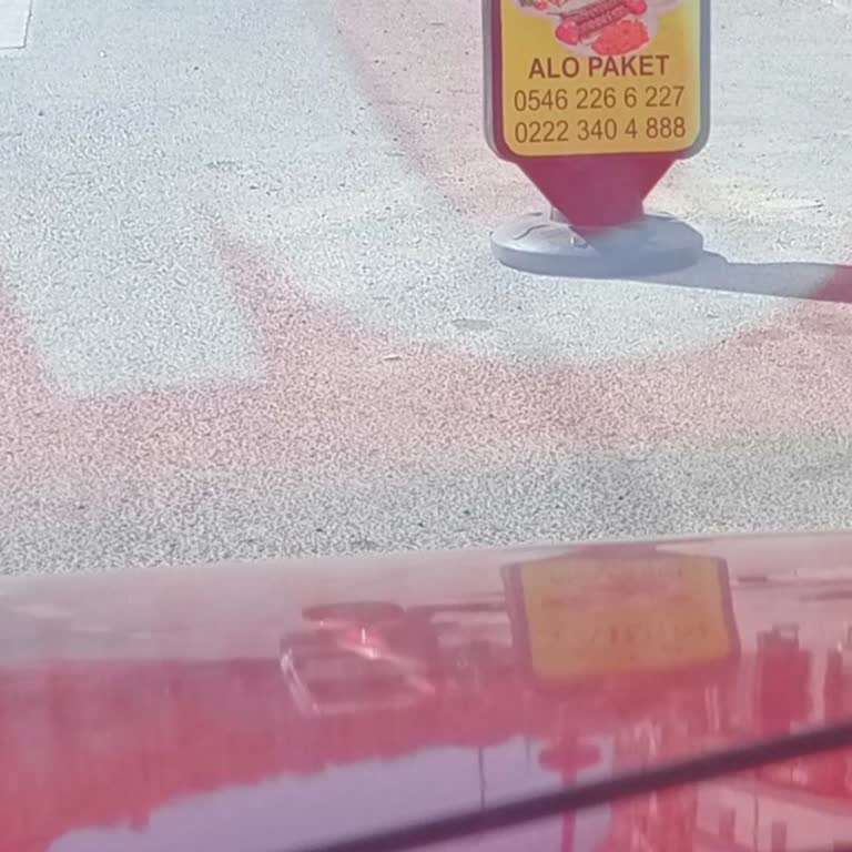 Yaren Kebab İşletmesinin Reklam Panoları Trafik Güvenliğini Tehlikeye Atıyor