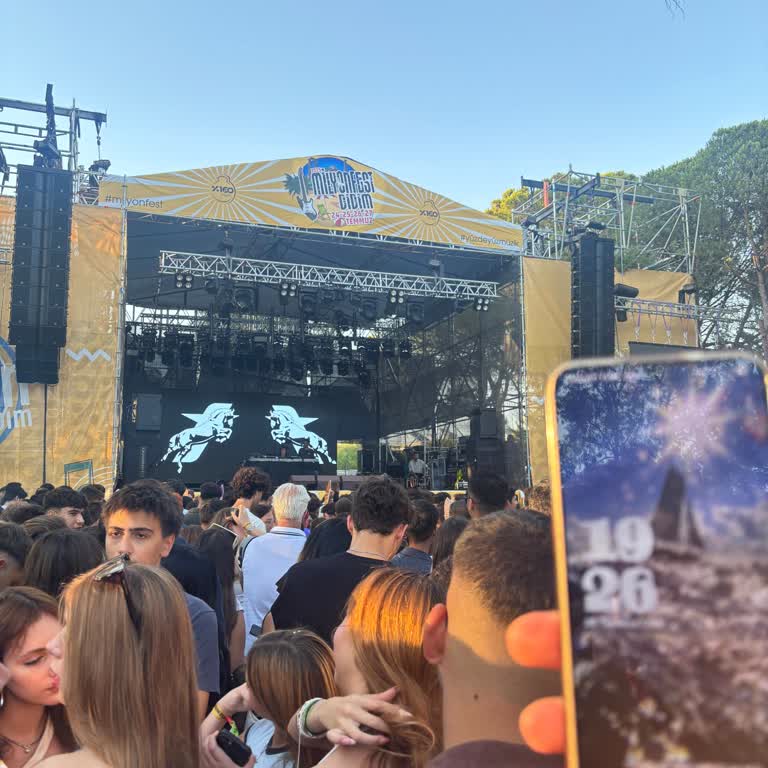 Konser Başlangıcında Uzun Süre Bekletildik, Hala Sahneye Çıkmadı