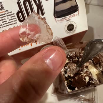 Glütensiz Tiramisudan Çıkan Naylon Parçası Yutkunma Problemi Yaşattı