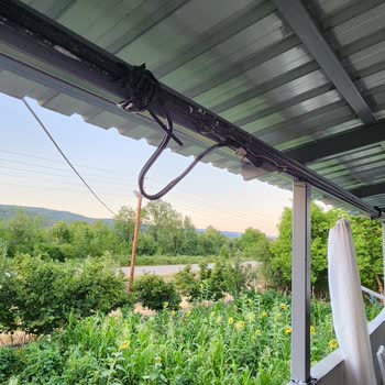 Balkonumuzdan Geçen Tehlikeli Kablolar İçin Yıllardır Çözüm Bekliyoruz