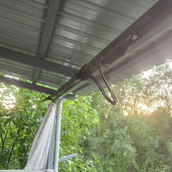 Balkonumuzdan Geçen Tehlikeli Kablolar İçin Yıllardır Çözüm Bekliyoruz