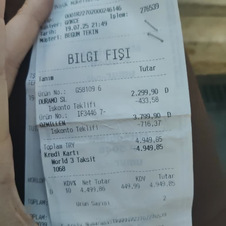 Adidas Mağazasında Kampanya Değişiminde İlgisiz Ve Alaycı Tavırlar